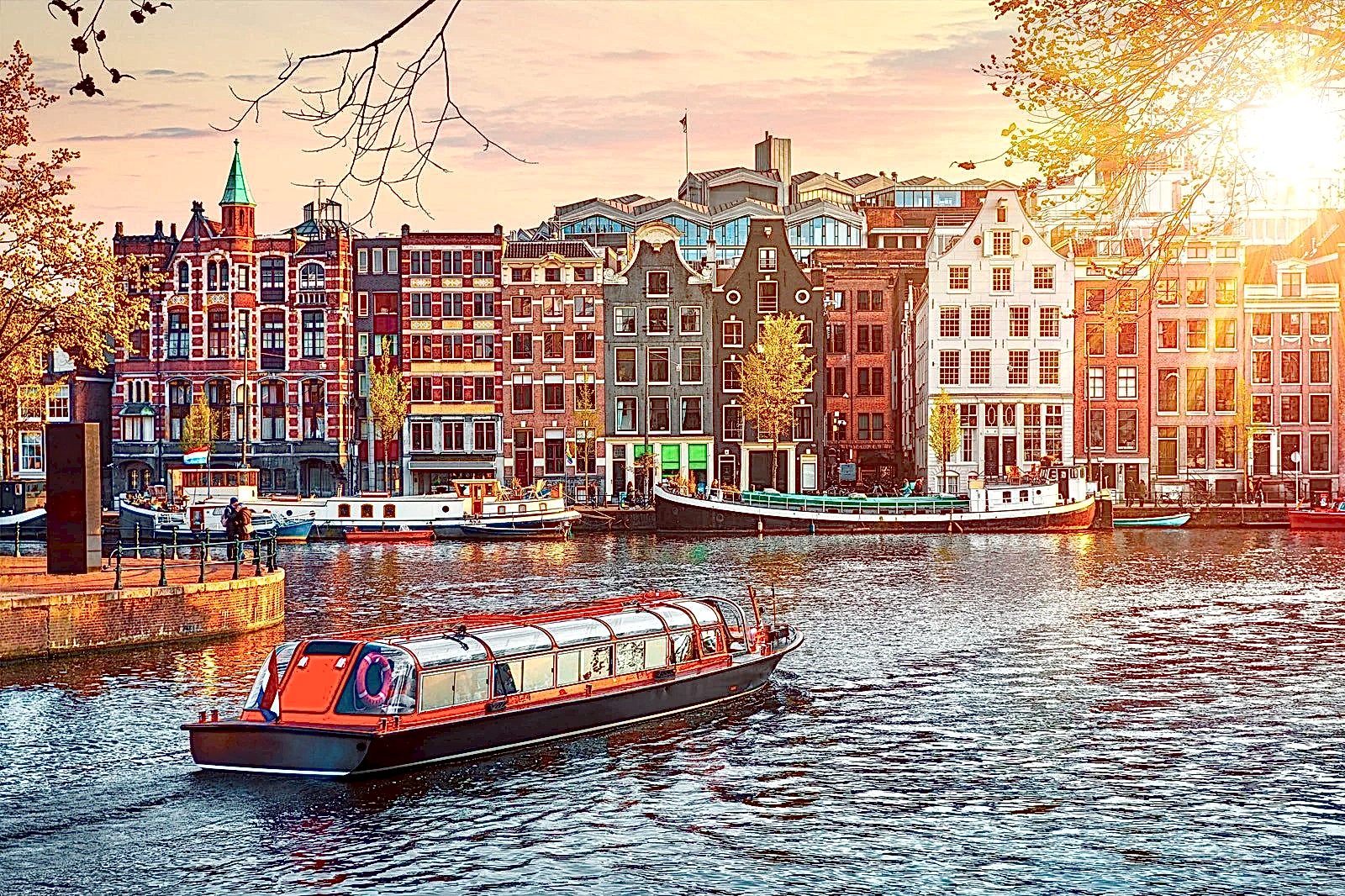 BAKI’DAN BENELÜX & PARİS & KÖLN & COLMAR TURU SUNEXPRESS HAVAYOLLARI İLE 6 GECE 7 GÜN
